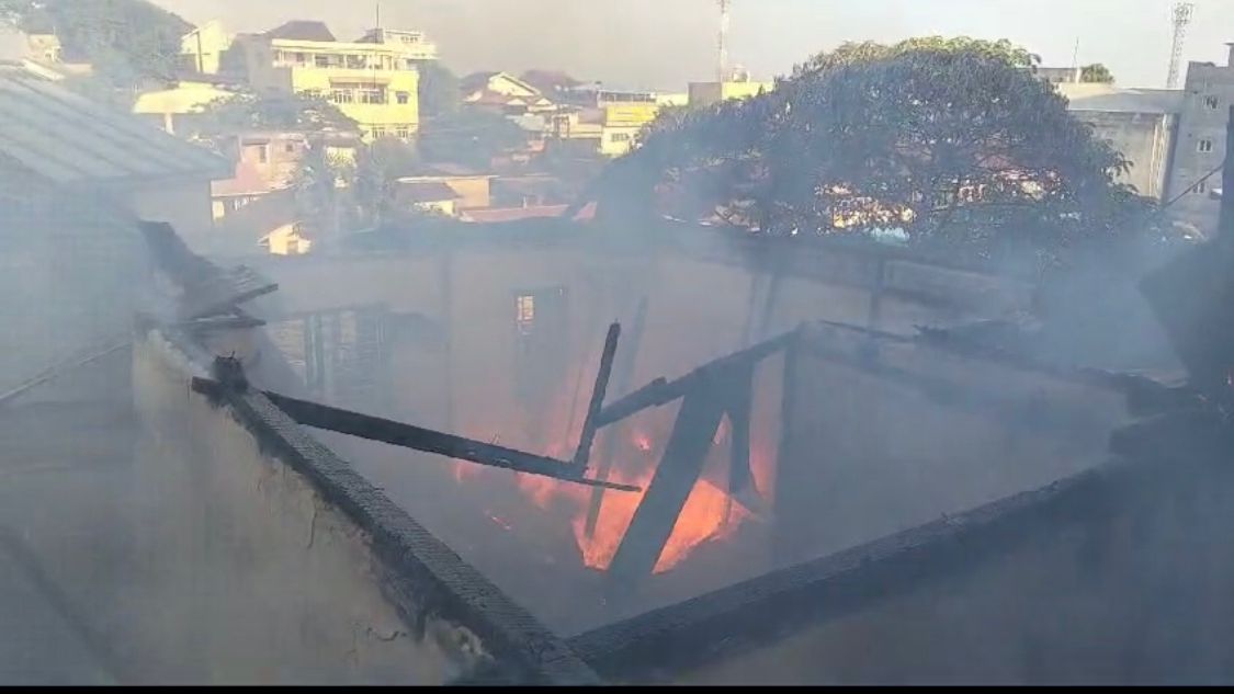 Dikira Asap Orang Bakar Sampah Ternyata Rumah Terbakar, Dua Rumah Hangus 