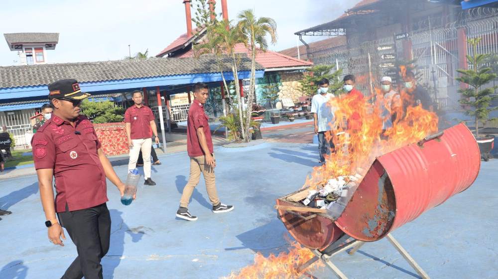 Rutan Balikpapan Musnahkan Barang Terlarang Milik Warga Binaan 