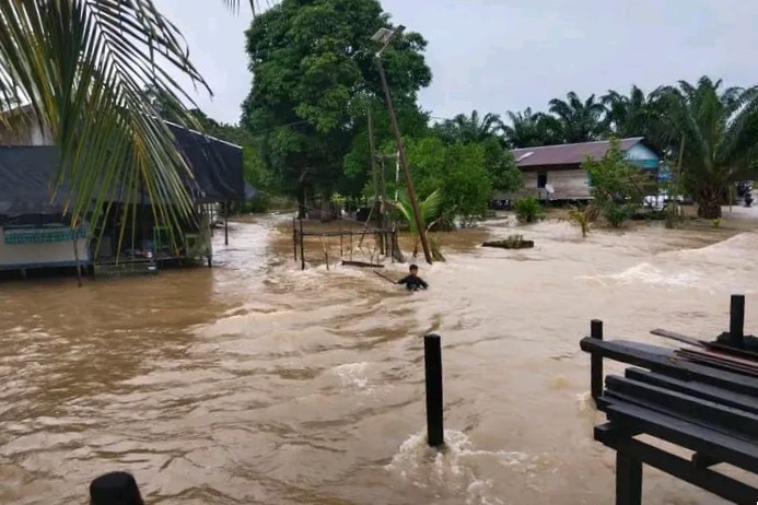 Genangan Air Terus Naik, Warga Tepian Ulak Kutai Barat Mulai Mengungsi