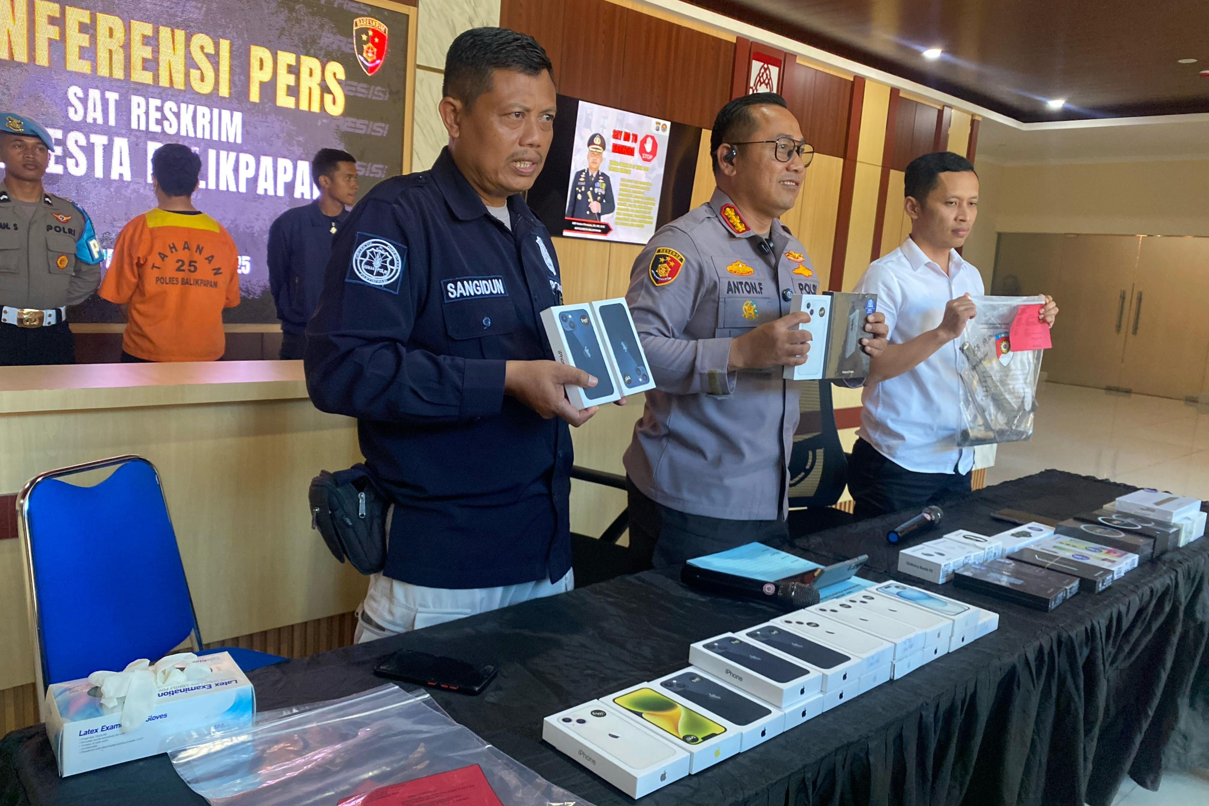 Pura-pura jadi Pembeli, Menyelinap Masuk Toko, Pria Gasak Puluhan HP