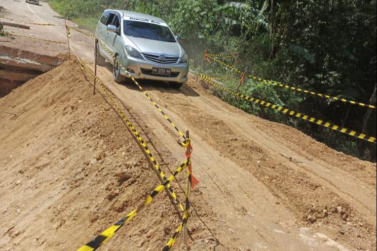 Penanganan Darurat, Jalan Ambles di Berau Sudah Bisa Dilewati