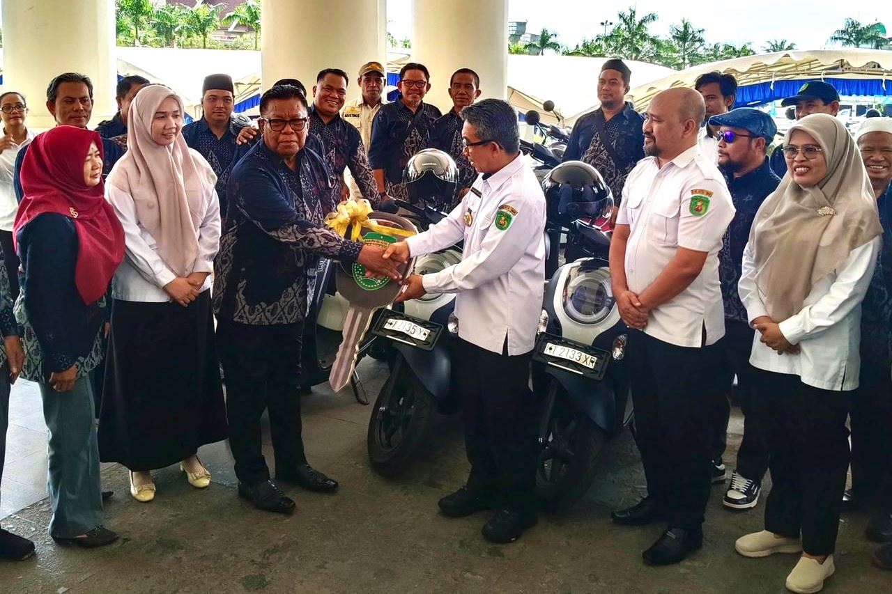 Pemkab Kutim Serahkan 56 Unit Motor kepada Ketua RT di Teluk Lingga 