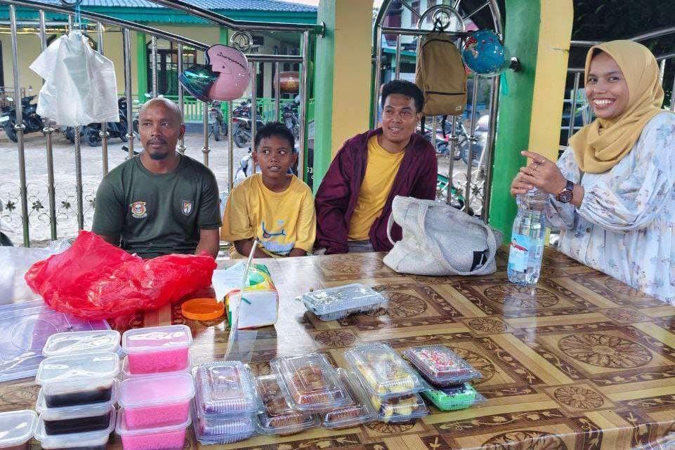 Ramadan, Berkah Pedagang Takjil di Mahulu