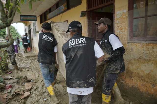 Dukung Pemulihan Pascabencana, Relawan BRI Peduli Terjun Langsung “Bersih-bersih Sekolah” di Aceh Tamiang 