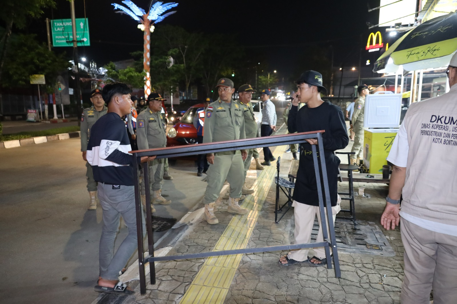 Penuhi Trotoar dan Ganggu Pejalan Kaki, Pedagang di Jalan Ahmad Yani Bontang Ditertibkan