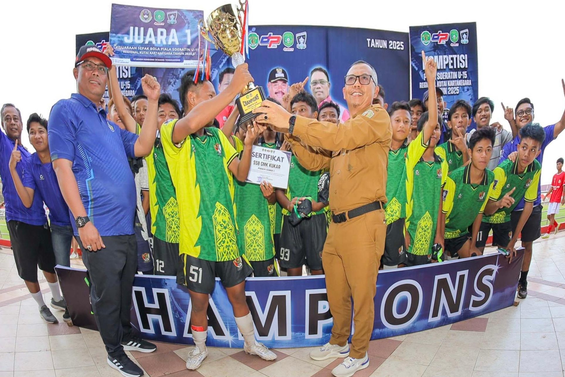 Dispora Kaltim Serahkan Piala Soeratin U-15 Regional Kukar, GMK Kukar Raih Gelar Juara