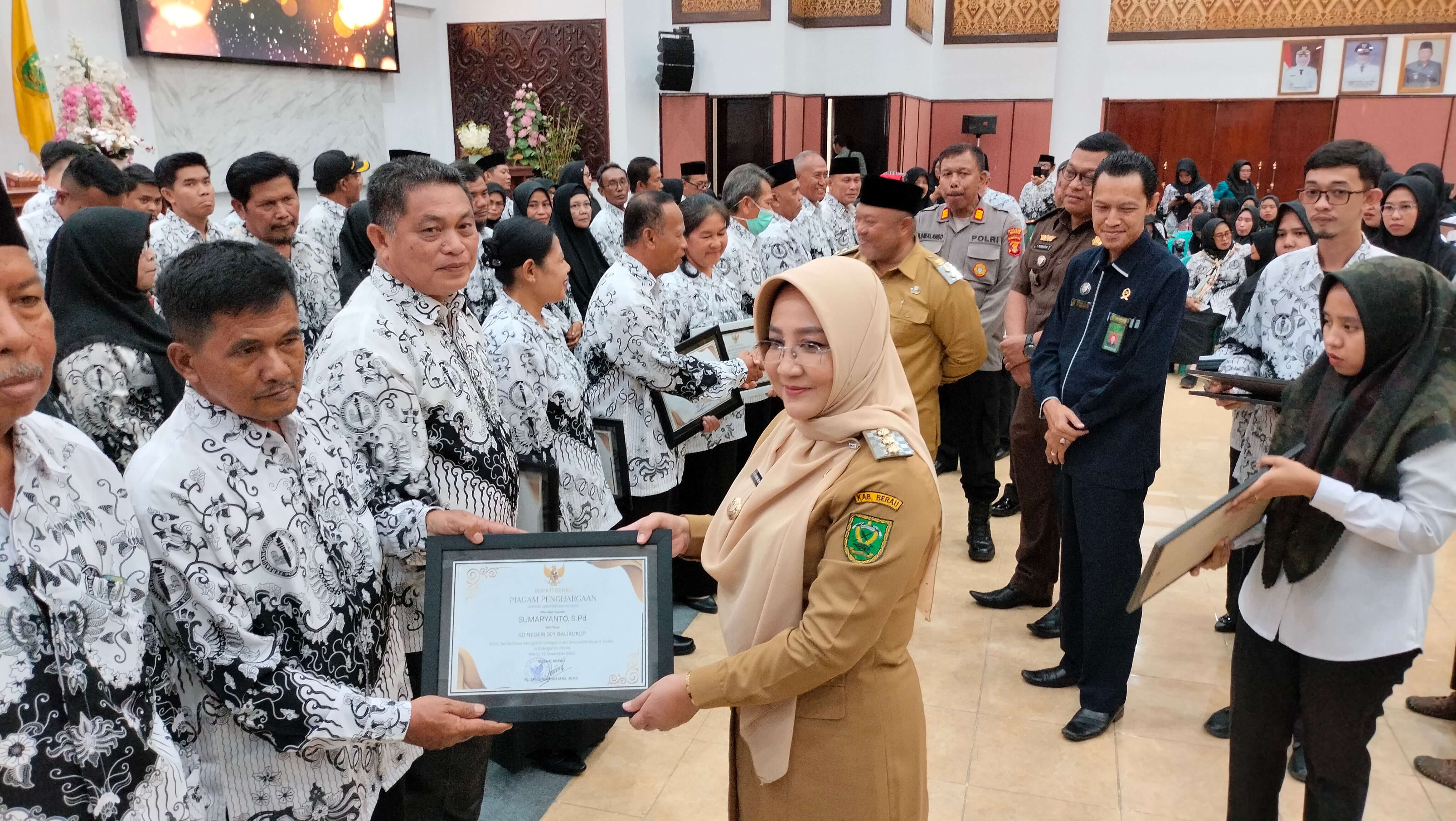 Apresiasi Pengabdian Tenaga Pendidik, Bupati Berau Tambah Insentif Guru