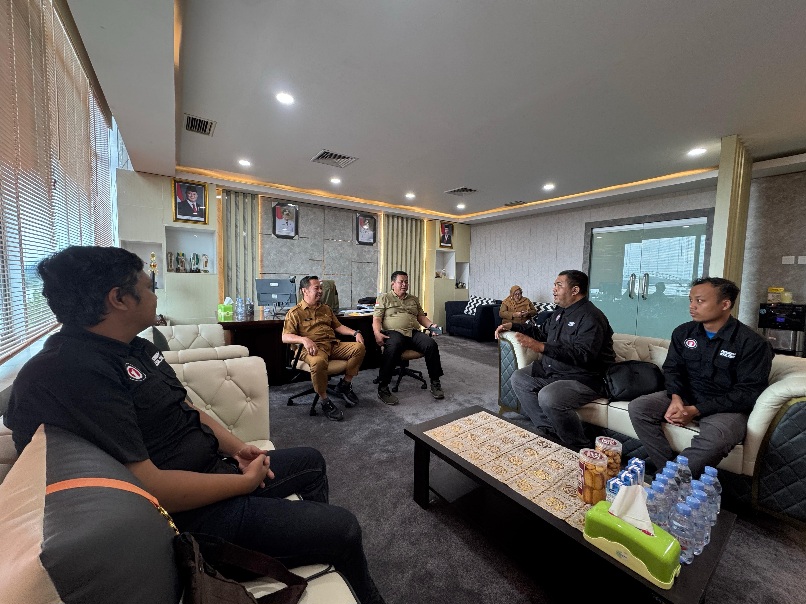 Diskominfo Kukar dan Disway Kaltim Jajaki Kolaborasi Penguatan Informasi Publik 