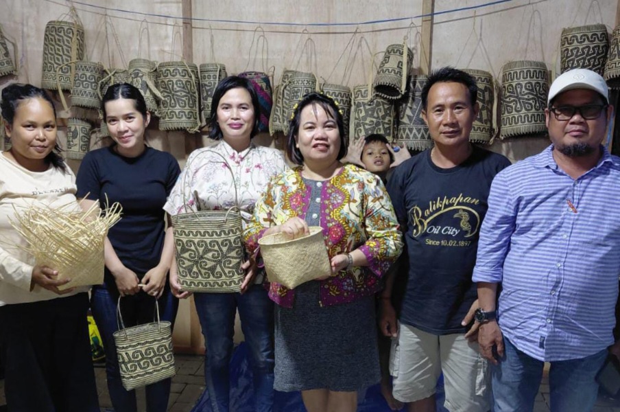 Rosaliyen Dorong Ekraf Kubar Lewat Pemberdayaan Perajin Rotan dan Tenun Lokal