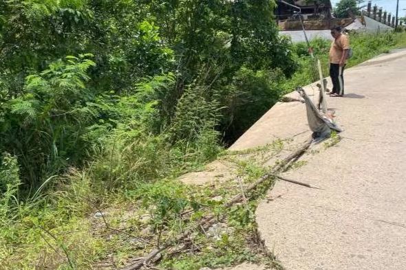 Ruas Jalan Raja Alam II Berau Ambles, Bahayakan Pengendara Perlu Ditangani Segera