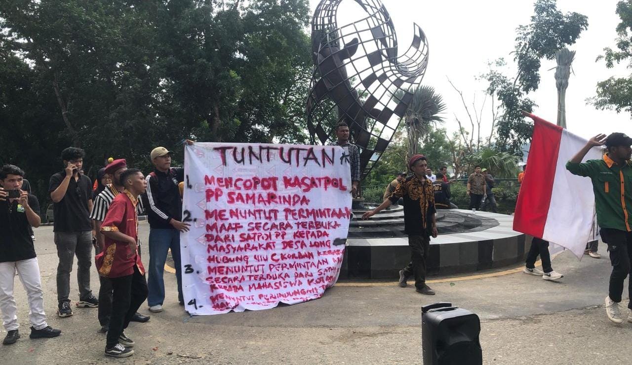 Sejumlah Mahasiswa Protes Penertiban Satpol PP terhadap Aksi Galang Dana