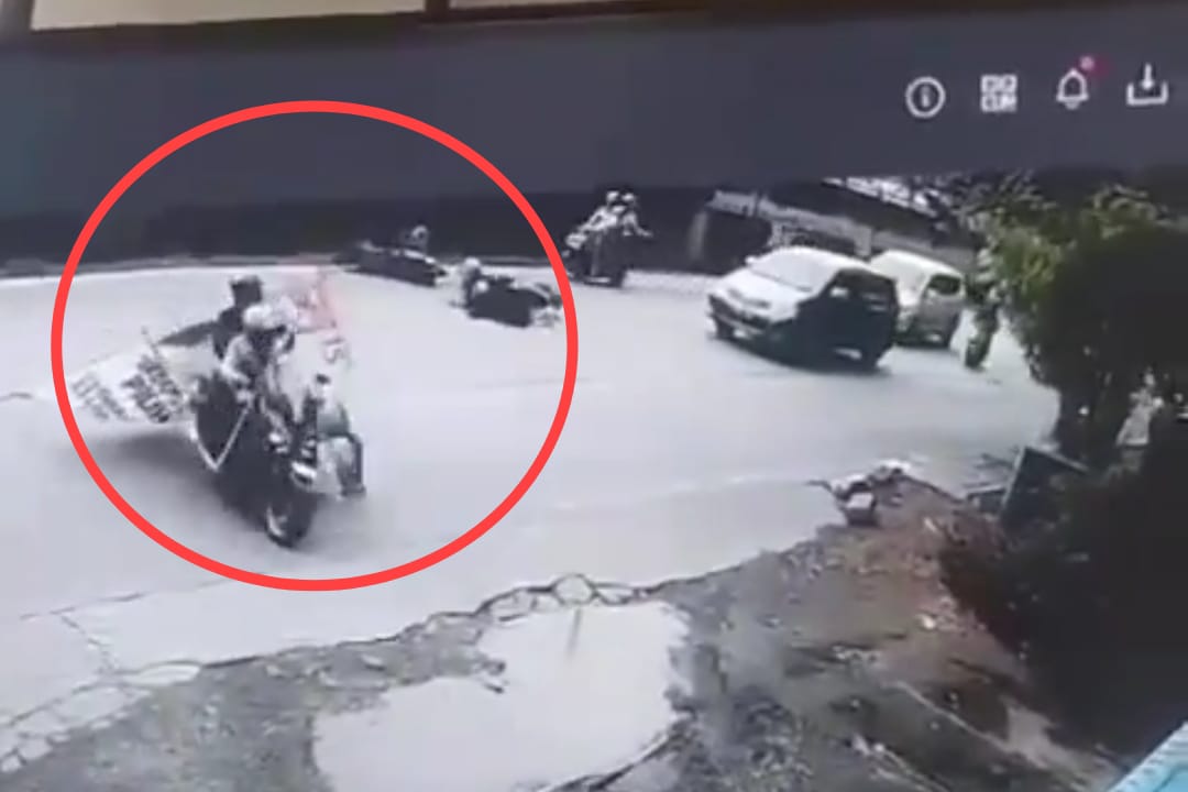 Viral! Baliho Caleg Timpa Pemotor hingga Sebabkan Kecelakaan Beruntun