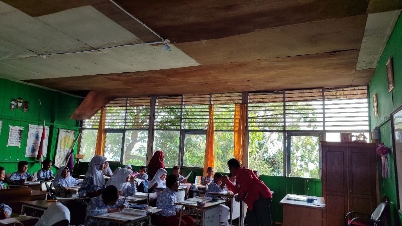 Mirisnya SDN O2O Sempaja Selatan: Atap Jebol, Rawan Longsor dan Ditelantarkan Pemerintah Pusat