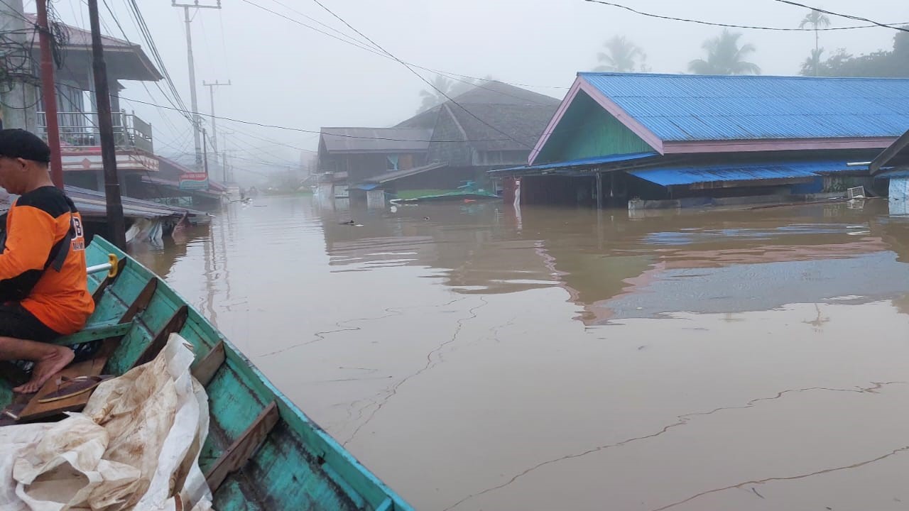  Banjir Besar Memutus Jalur Kubar-Mahulu, Banyak Warga Terjebak Luapan Sungai Mahakam
