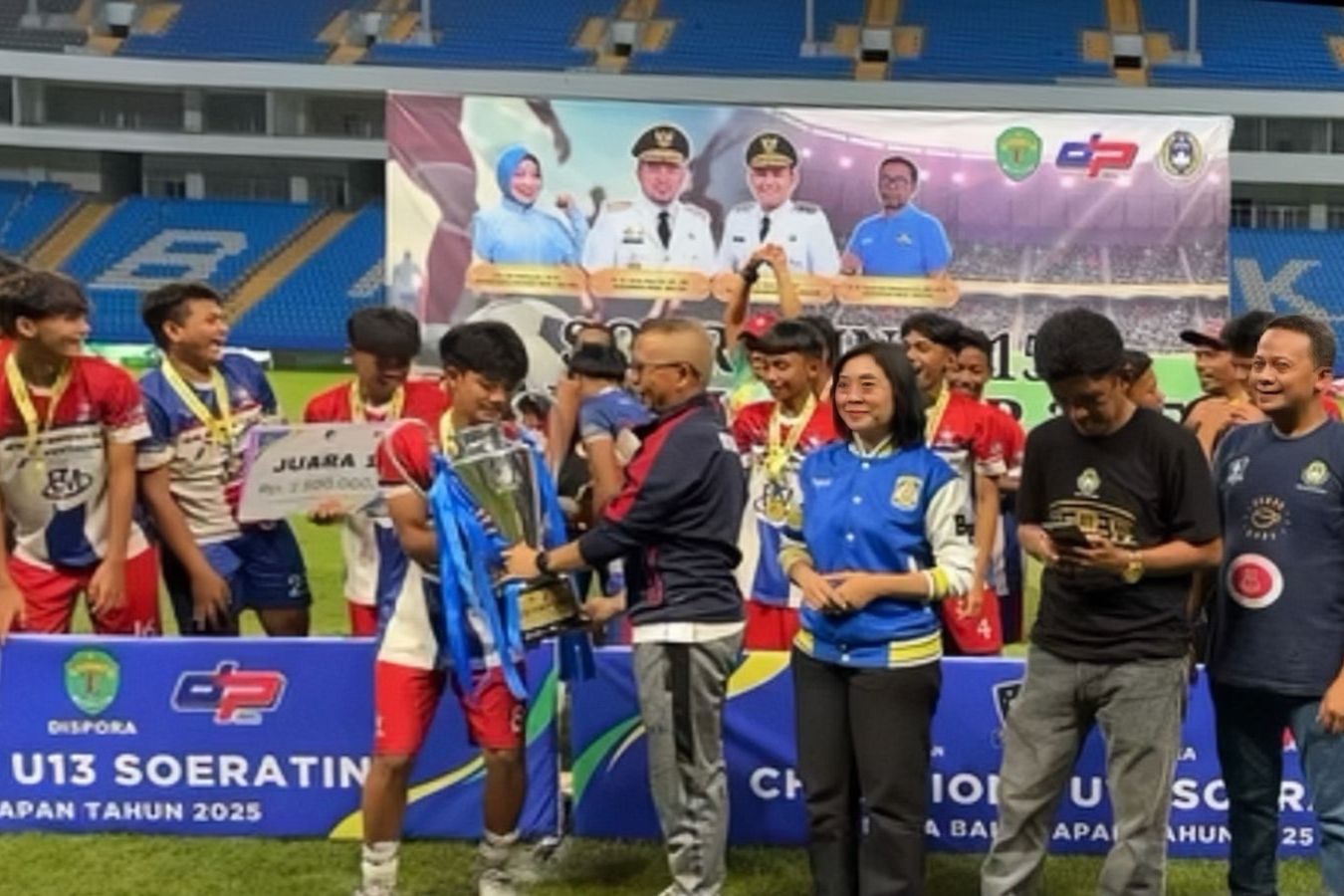 Dispora Kaltim Serahkan Trofi Soeratin U-13 dan U-15 Regional Balikpapan, Bintang Timur Raih Dua Gelar