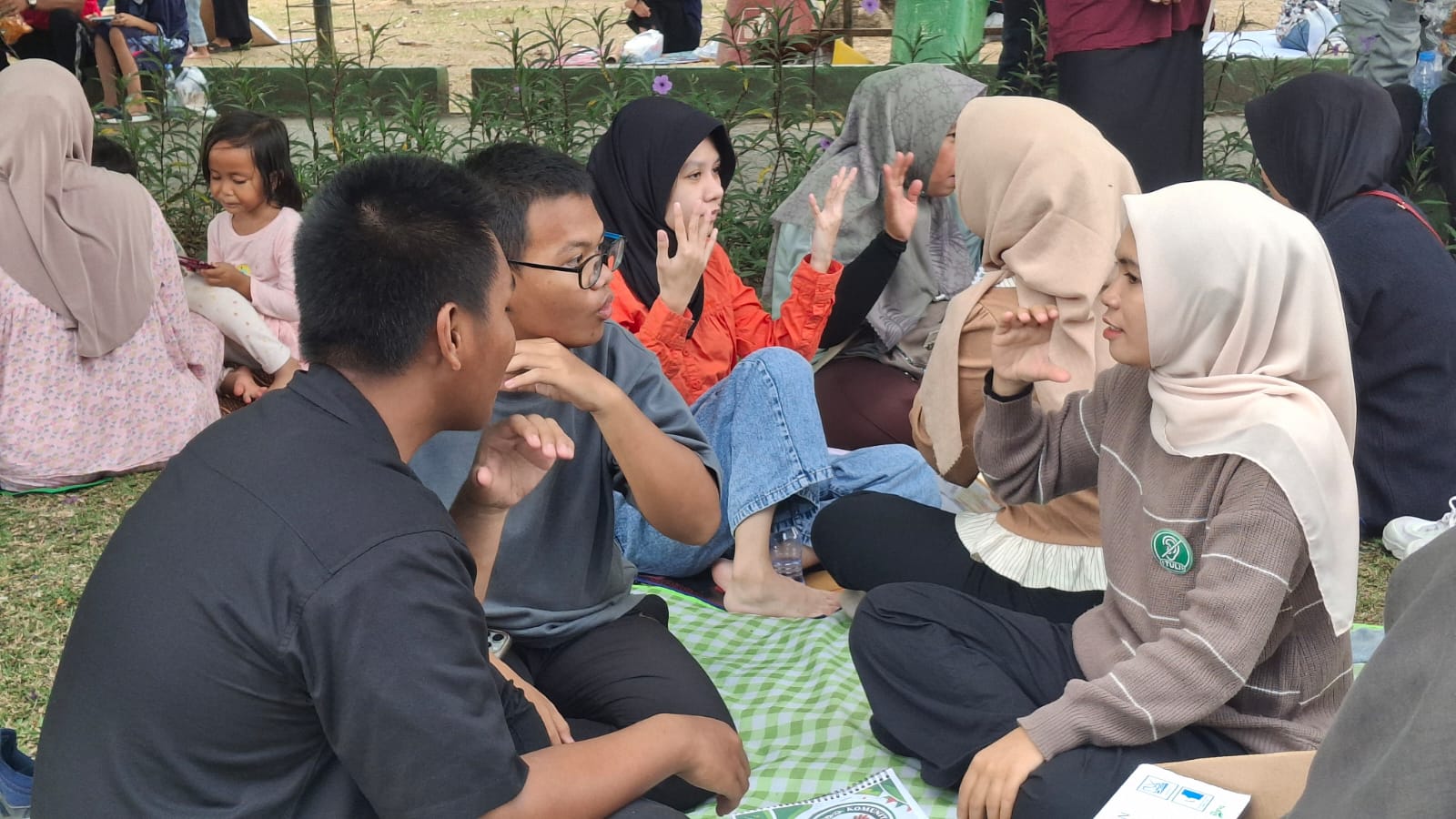 Komunitas Tuli Paser Ajarkan Warga Belajar Bahasa Isyarat di Ruang Publik 
