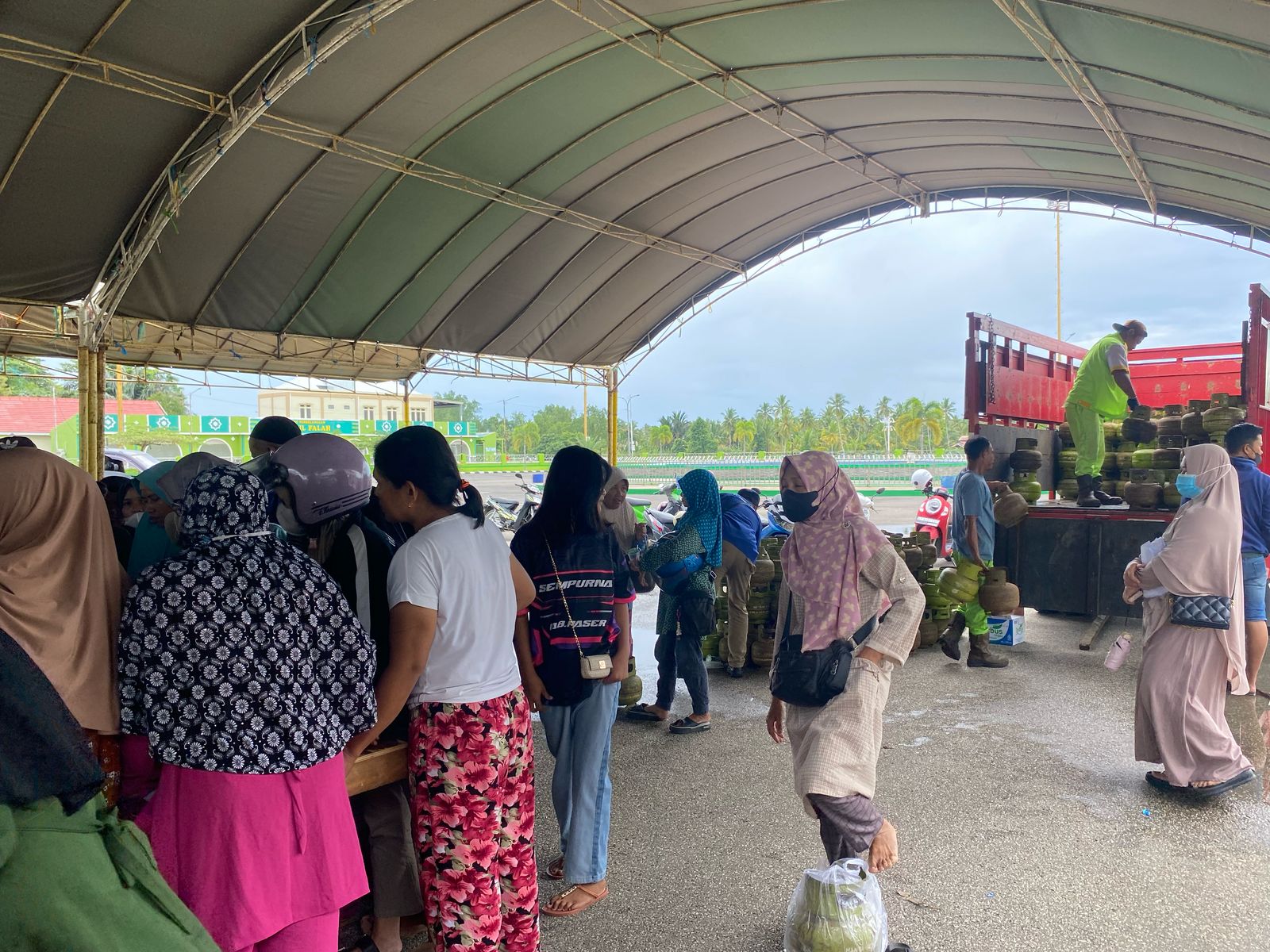 Banyak Warga Tak Kebagian LPG saat Operasi Pasar Murah di Tanah Grogot