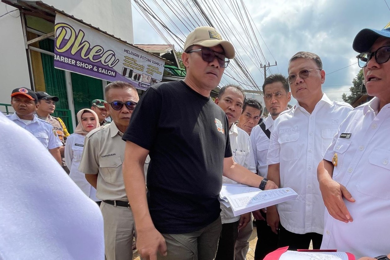 Andi Harun Bawa Tim Drone saat Tinjau Banjir Jalan Damai: Rumah Penghalang Aliran Air Segera Dibebaskan