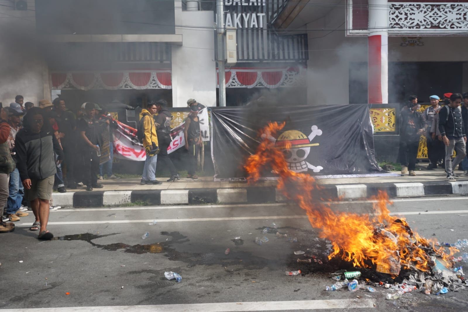 Massa Aliansi Balikpapan Bergerak Bakar Ban di Jalan, Aparat Perketat Pengamanan
