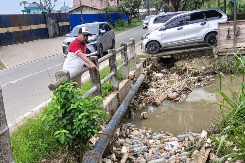 Sampah Plastik Dibuang ke Drainase Sekitar GOR Kadrie Oening, DLH Samarinda Cari Sumbernya 