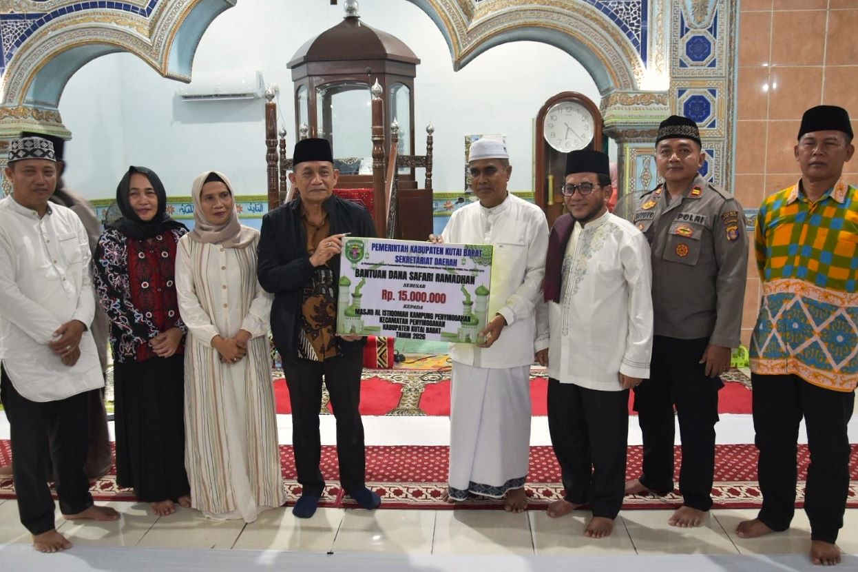 Pemkab Kubar Serahkan Bantuan Rp15 Juta untuk Masjid Al-Istiqomah