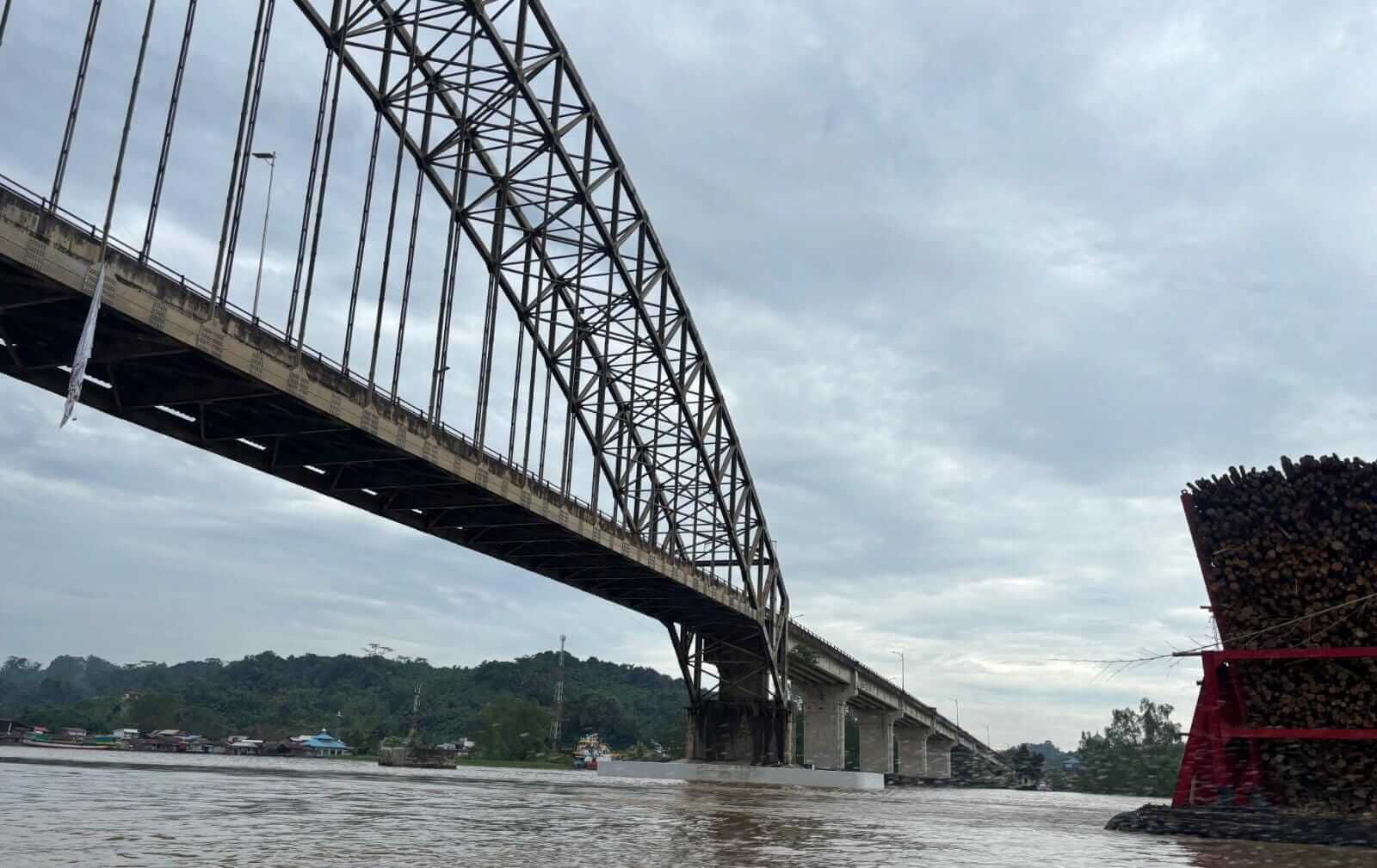 Jembatan Mahulu Kembali Terang, 500 Meter Kabel dan Lampu Diganti