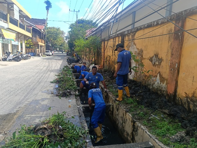  Warga Buang Sampah ke Parit, Petugas Drainase Balikpapan Kewalahan Angkut Hingga 3 Ton Sehari