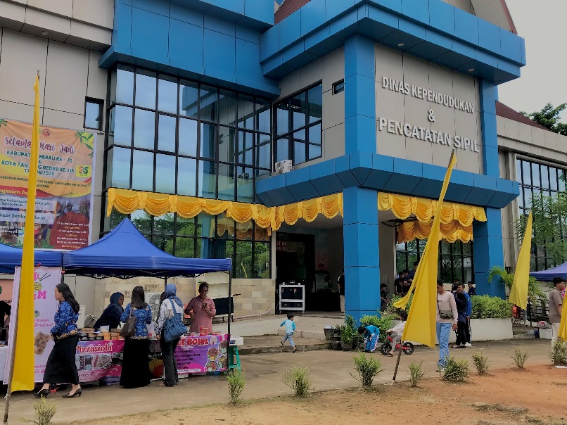 Disdukcapil Berau Buka Pelayanan Sambil Gelar Bazar Sembako Murah