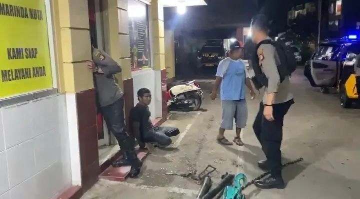 Nekat Masuk Gorong-Gorong Hendak Curi Kabel Telkom, Pria di Samarinda Ditarik Paksa Keluar oleh Polisi