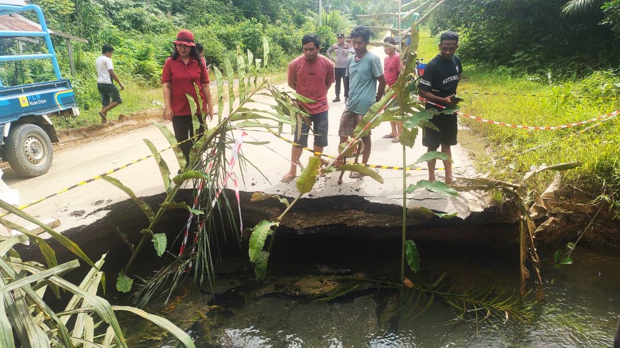 Longsor di Gosi Siluq Ngurai, Jalan Nasional Ditutup Total, Arus Lalin Dialihkan