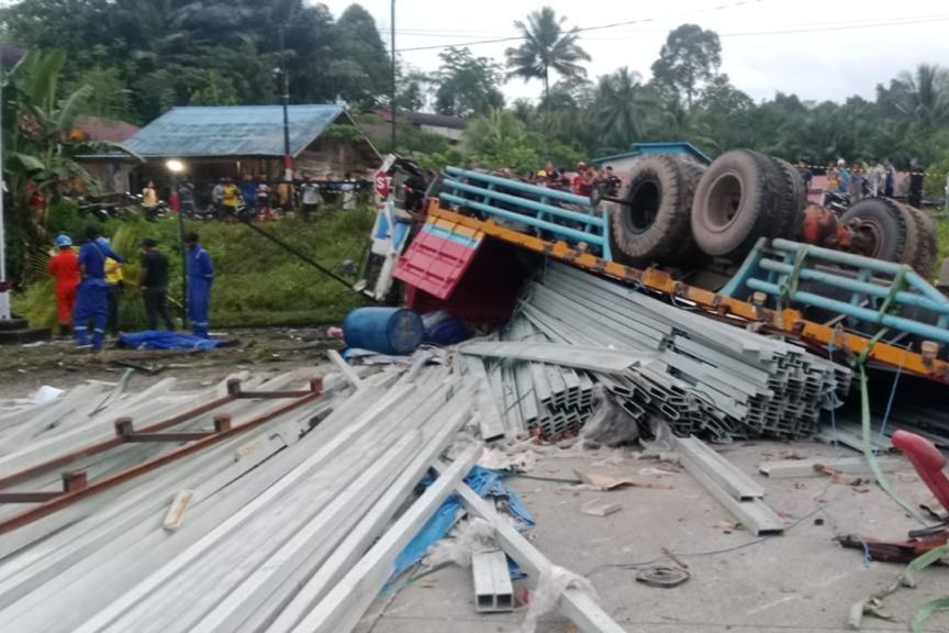 Kecelakaan Maut di Berau: Truk Trailer Lepas Kendali Tewaskan 4 Orang, Termasuk Sopir dan Kernet