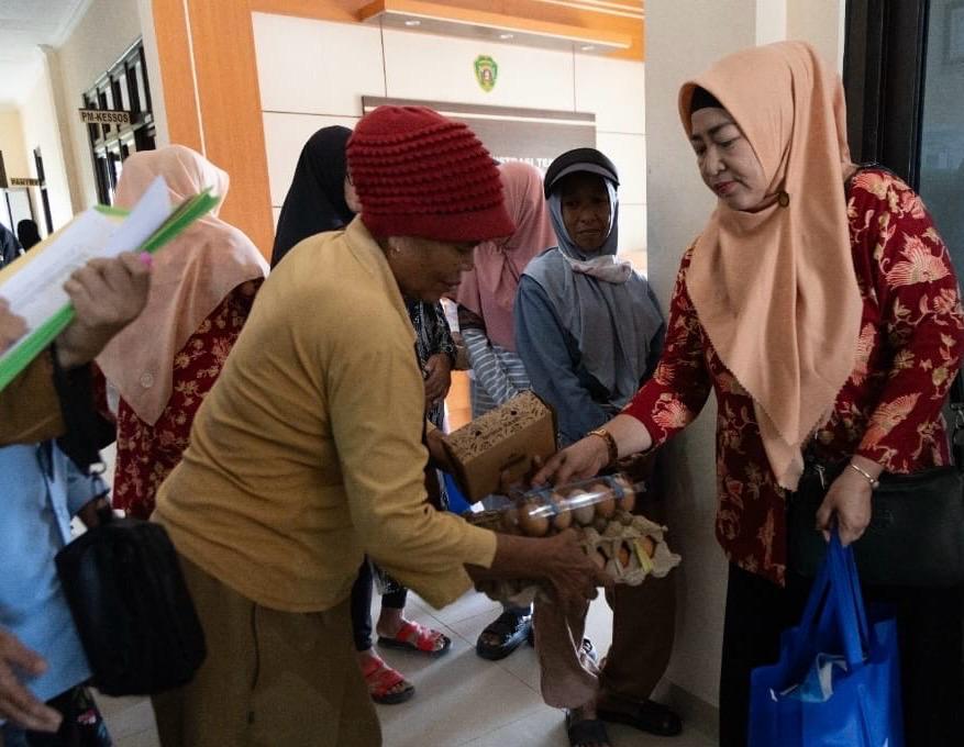 Rayakan HUT Ke-26, DWP PPU Bagikan Paket Sembako di Kecamatan Penajam 