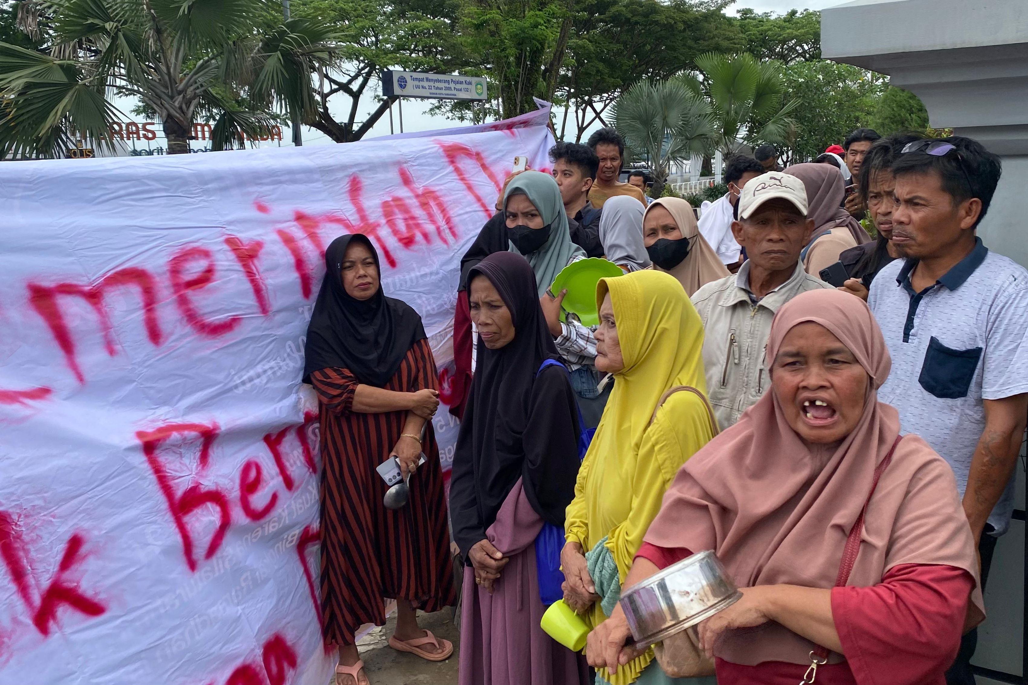 Warga Korban Longsor di Batuah Protes ke Kantor Gubernur, Ajukan 4 Tuntutan