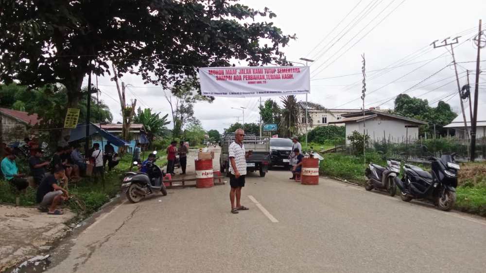 Tak Ada Perbaikan, Warga Blokir Jalan Nasional di Kutai Barat yang Rusak Parah