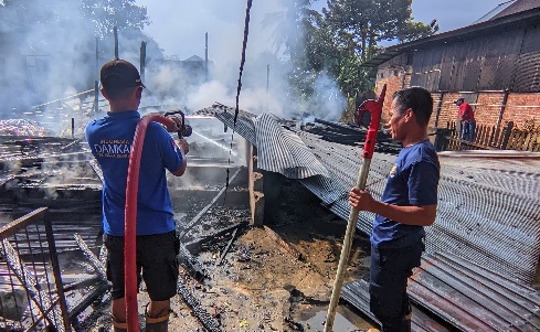 Api Mengamuk di Marangkayu, Petugas Selamatkan Dua Rumah Warga
