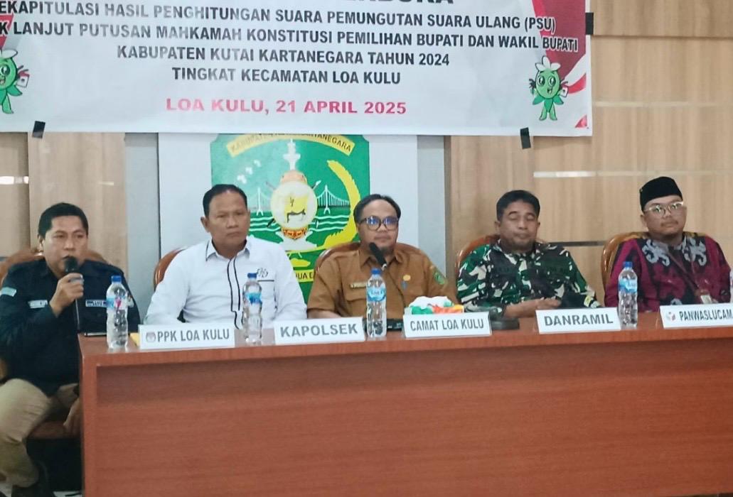 Pastikan Transparan, Plt Sekcam Loa Kulu Hadiri Rapat Pleno PSU Kukar