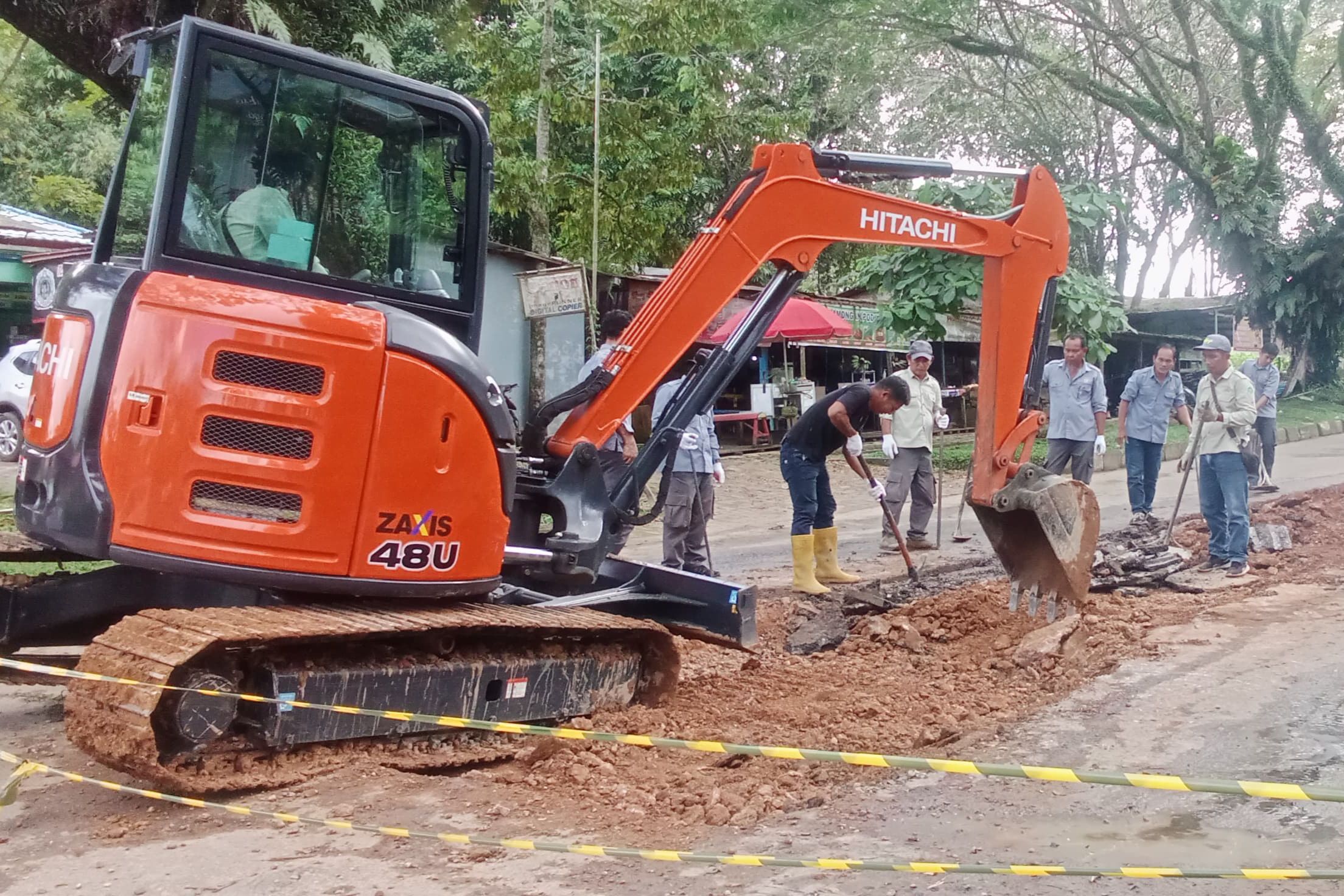 Respons Instruksi Bupati, PUPR Tambal Jalan Rusak di Kawasan Strategis Kubar