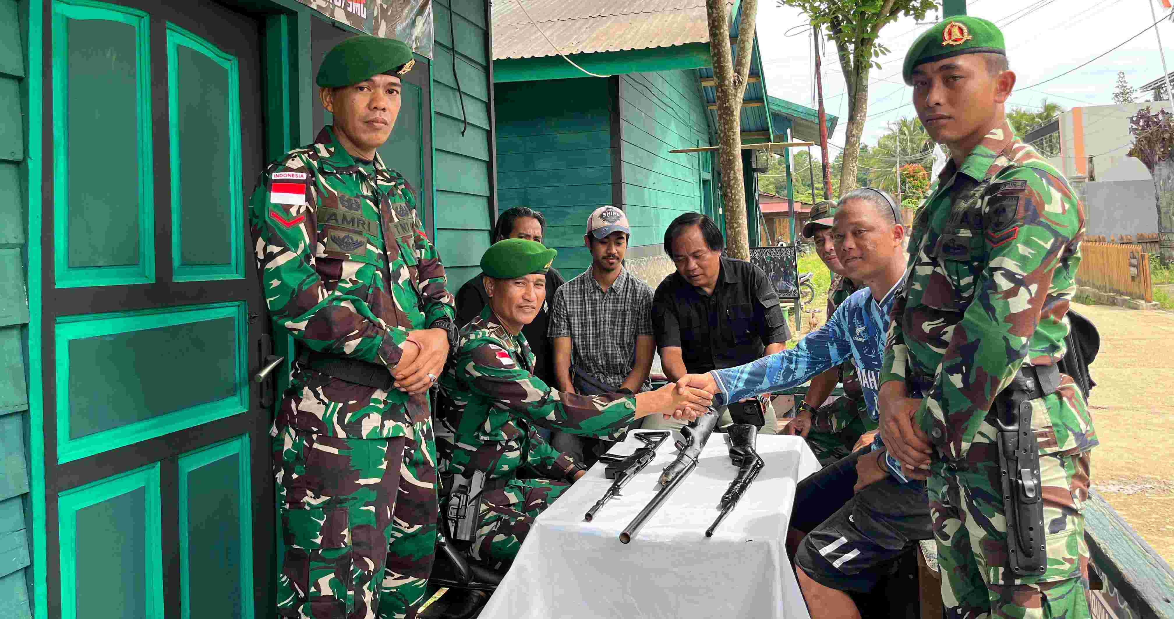 Satgas Pamtas RI-Malaysia Amankan Tiga Pucuk Senjata Laras Panjang Milik Warga di Ujoh Bilang