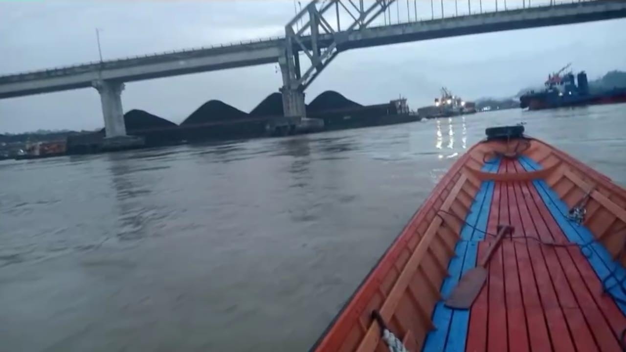 Breaking News! Kapal Ponton Tabrak 2 Pilar Jembatan Mahulu Samarinda