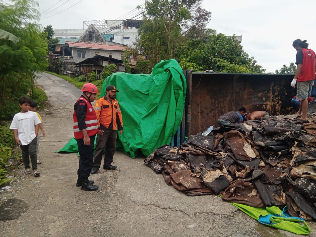 Truk Pengangkut Kulit Sapi Terguling di Balikpapan, Lalu Lintas Sempat Terganggu