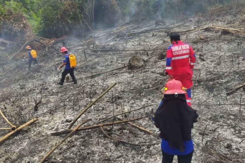 Karhutla di Muara Badak Dipadamkan dengan Water Bombing