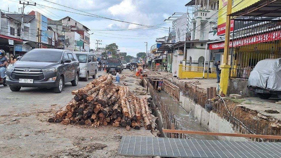 Andi Harun Tegur DPUPR dalam Proyek Revitalisasi Drainase dan Trotoar