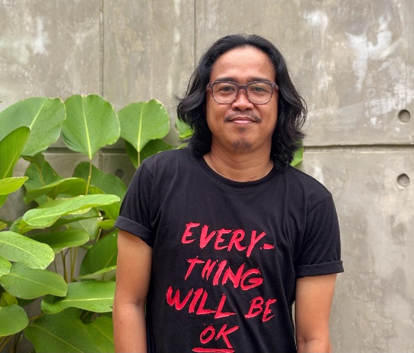  Kau Sedingin Pelabuhan: Puisi, Kota, dan Kritik Sosial dari Timur 