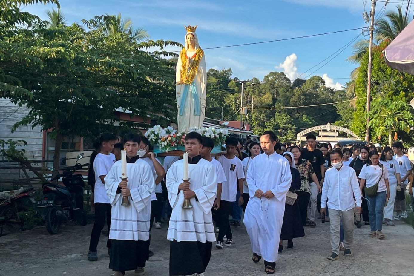 Perdana, Umat Katolik di Ujoh Bilang Mahulu Ikuti Ziarah dan Perarakan Arca Bunda Maria