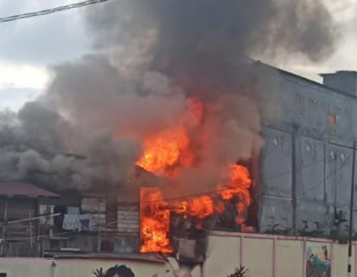 Diduga Korsleting Listrik, Tiga Bangunan di Jalan Kemakmuran Samarinda Dilahap Api