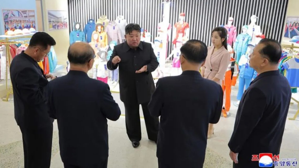 Dirumorkan Tewas akibat Pendarahan Otak, Kim Jong Un Muncul Lagi di Depan Publik