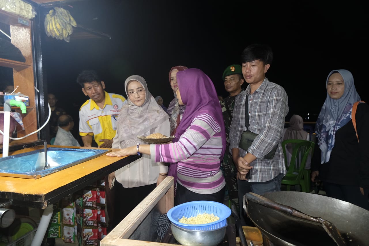 Bupati Sri Juniarsih Meminta PKL Tepian Segah Jaga Kios Bantuan Pemerintah  