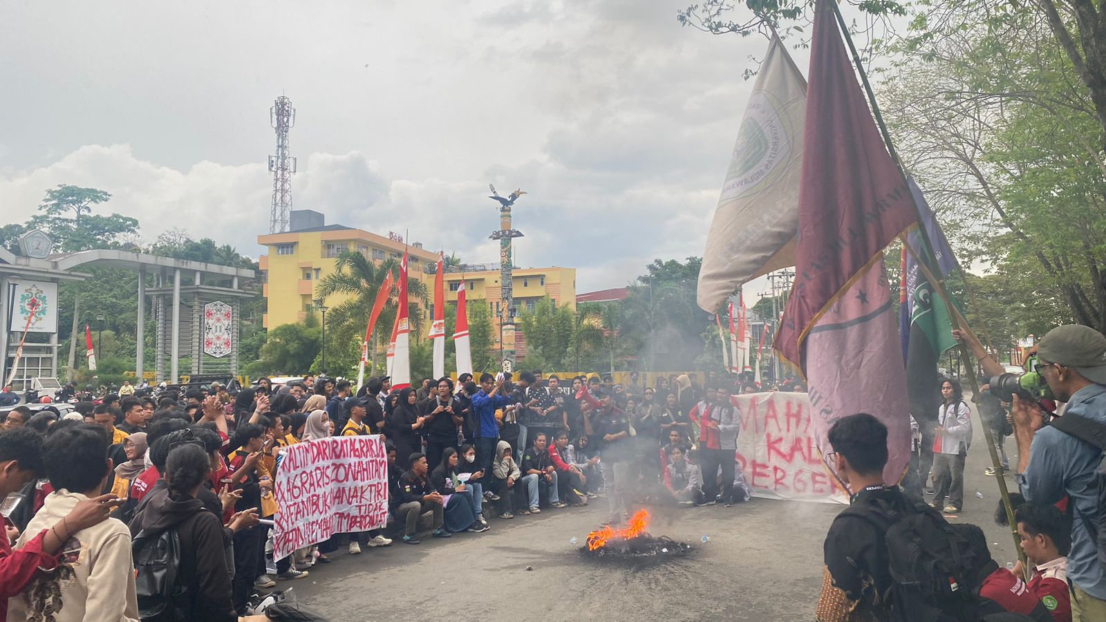 Mahasiswa Samarinda Melawan, Ikut Tolak Pengesahan UU Pilkada, Bakar Ban depan Gerbang Kampus Unmul