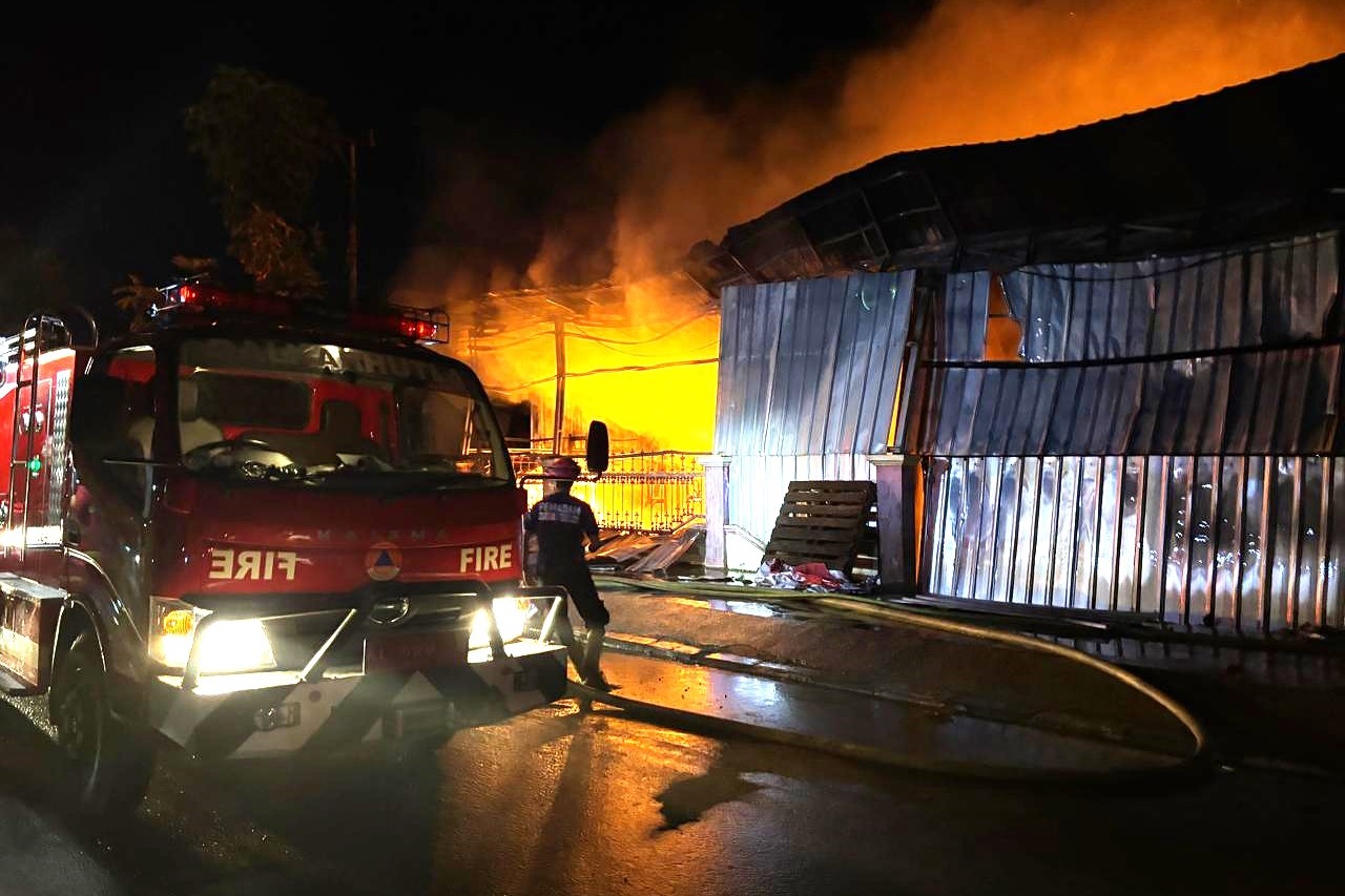 Si Jago Merah Lahap Satu Bangunan di Rinding, Teluk Bayur