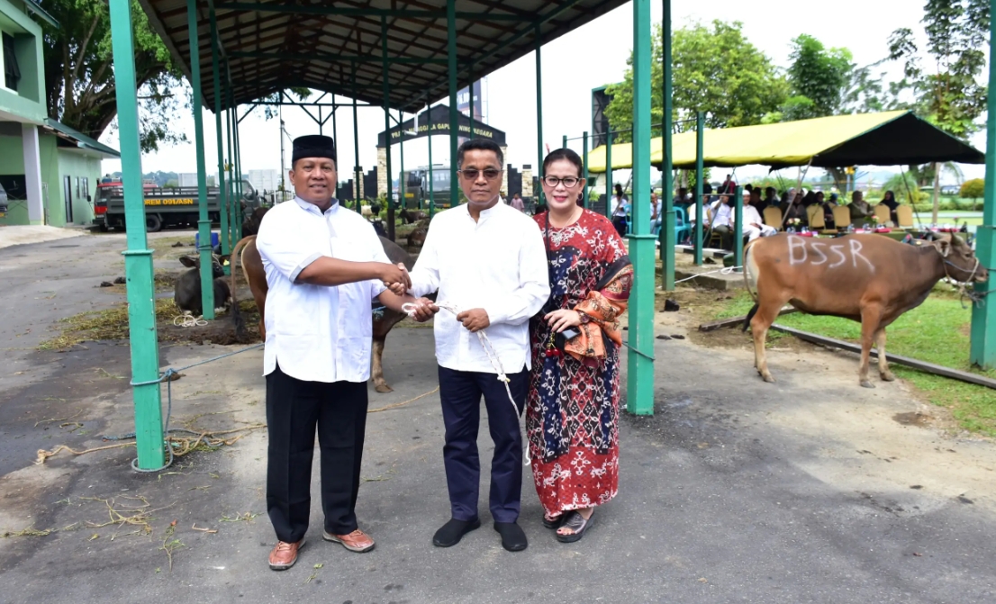 Berbagi Kebahagiaan di Iduladha, Korem 091/ASN Sembelih 17 Hewan Kurban